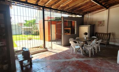 Venta Casa Lanús 3 ambientes Jardín  Parrilla Qcho