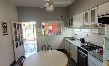 Venta Casa Lanús 3 ambientes Jardín  Parrilla Qcho