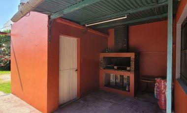 Venta Casa Lanús 3 ambientes Jardín  Parrilla Qcho