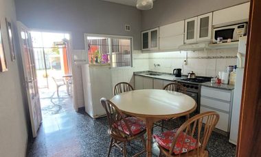 Venta Casa Lanús 3 ambientes Jardín  Parrilla Qcho