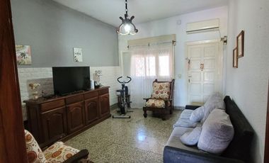 Venta Casa Lanús 3 ambientes Jardín  Parrilla Qcho
