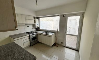Dúplex con cochera en venta – Zazpe y Cruz Roja