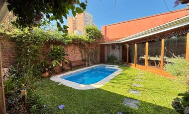 Casa en el centro: 4 dormitorios pileta y quincho
