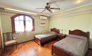 Casa en el centro: 4 dormitorios pileta y quincho