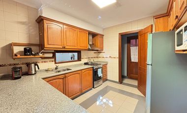 Casa en el centro: 4 dormitorios pileta y quincho
