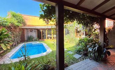 Casa en el centro: 4 dormitorios pileta y quincho