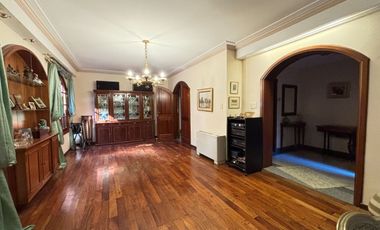 Casa en el centro: 4 dormitorios pileta y quincho