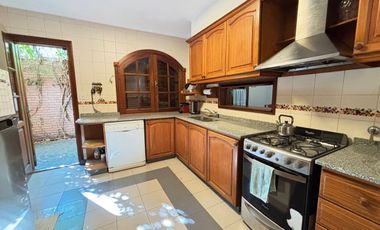 Casa en el centro: 4 dormitorios pileta y quincho