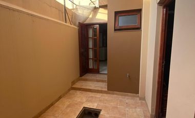 RE/MAX VENDE HERMOSA CASA CENTRICA EN TOSTADO.