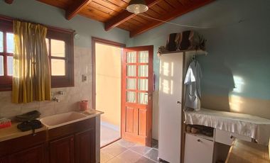 RE/MAX VENDE HERMOSA CASA CENTRICA EN TOSTADO.