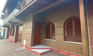 RE/MAX VENDE HERMOSA CASA CENTRICA EN TOSTADO.