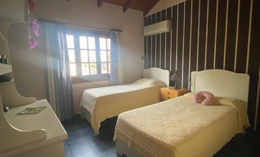 RE/MAX VENDE HERMOSA CASA CENTRICA EN TOSTADO.