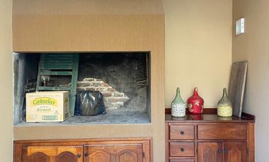 RE/MAX VENDE HERMOSA CASA CENTRICA EN TOSTADO.