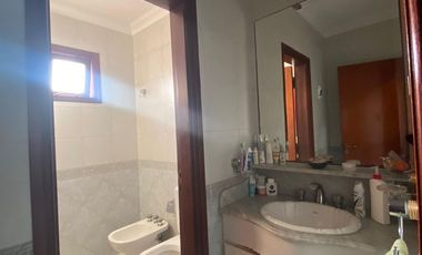 RE/MAX VENDE HERMOSA CASA CENTRICA EN TOSTADO.