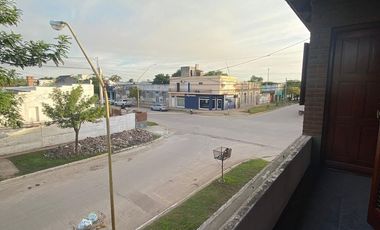 RE/MAX VENDE HERMOSA CASA CENTRICA EN TOSTADO.