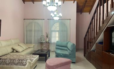 RE/MAX VENDE HERMOSA CASA CENTRICA EN TOSTADO.