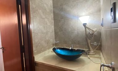 RE/MAX VENDE HERMOSA CASA CENTRICA EN TOSTADO.