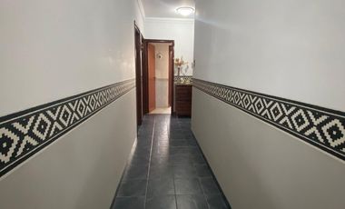 RE/MAX VENDE HERMOSA CASA CENTRICA EN TOSTADO.