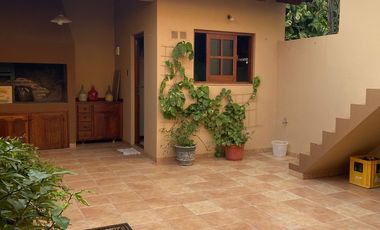 RE/MAX VENDE HERMOSA CASA CENTRICA EN TOSTADO.