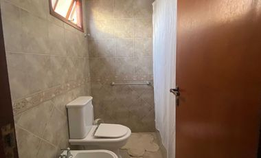 RE/MAX VENDE HERMOSA CASA CENTRICA EN TOSTADO.