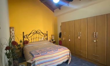 RE/MAX VENDE HERMOSA CASA CENTRICA EN TOSTADO.