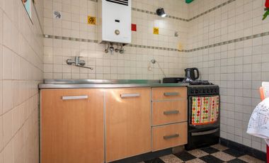 VENTA PLANTA ALTA DE 2 DORMITORIOS SOBRE AVENIDA