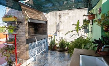VENTA PLANTA ALTA DE 2 DORMITORIOS SOBRE AVENIDA