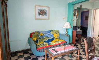 VENTA PLANTA ALTA DE 2 DORMITORIOS SOBRE AVENIDA