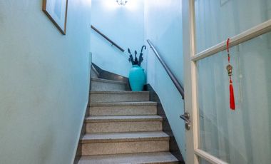 VENTA PLANTA ALTA DE 2 DORMITORIOS SOBRE AVENIDA