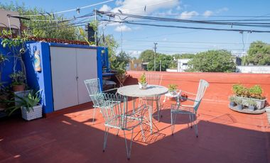 VENTA PLANTA ALTA DE 2 DORMITORIOS SOBRE AVENIDA