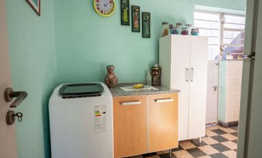VENTA PLANTA ALTA DE 2 DORMITORIOS SOBRE AVENIDA