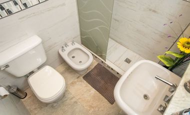 VENTA PLANTA ALTA DE 2 DORMITORIOS SOBRE AVENIDA