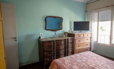 VENTA PLANTA ALTA DE 2 DORMITORIOS SOBRE AVENIDA