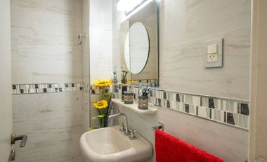 VENTA PLANTA ALTA DE 2 DORMITORIOS SOBRE AVENIDA