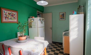 VENTA PLANTA ALTA DE 2 DORMITORIOS SOBRE AVENIDA