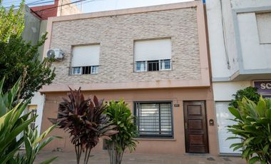 VENTA PLANTA ALTA DE 2 DORMITORIOS SOBRE AVENIDA