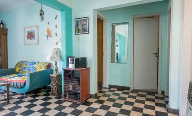 VENTA PLANTA ALTA DE 2 DORMITORIOS SOBRE AVENIDA