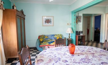 VENTA PLANTA ALTA DE 2 DORMITORIOS SOBRE AVENIDA