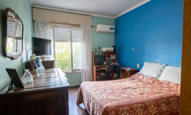 VENTA PLANTA ALTA DE 2 DORMITORIOS SOBRE AVENIDA