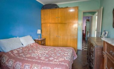 VENTA PLANTA ALTA DE 2 DORMITORIOS SOBRE AVENIDA