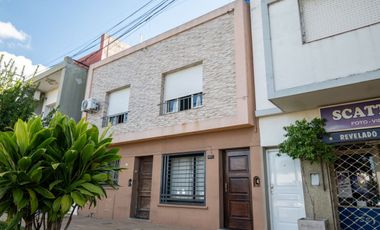 VENTA PLANTA ALTA DE 2 DORMITORIOS SOBRE AVENIDA