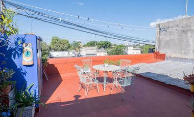 VENTA PLANTA ALTA DE 2 DORMITORIOS SOBRE AVENIDA
