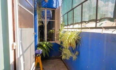 VENTA PLANTA ALTA DE 2 DORMITORIOS SOBRE AVENIDA