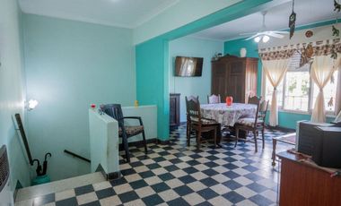VENTA PLANTA ALTA DE 2 DORMITORIOS SOBRE AVENIDA