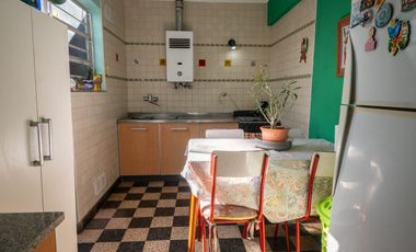 VENTA PLANTA ALTA DE 2 DORMITORIOS SOBRE AVENIDA