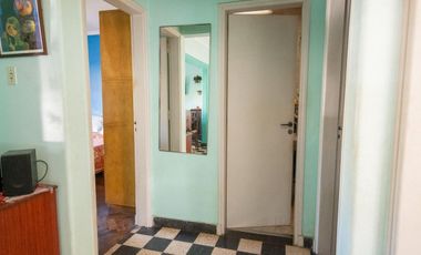 VENTA PLANTA ALTA DE 2 DORMITORIOS SOBRE AVENIDA
