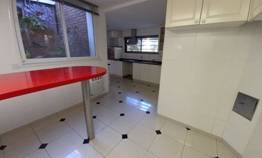 REMAX vende Casa de Categoria. Excelente ubicación