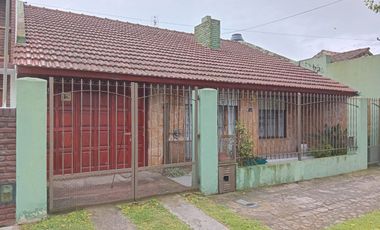 VENTA CASA 4 AMBIENTES COCHERA PARQUE EL GAUCHO