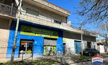 VENTA CASA EN SPEGAZZINI CON 3 LOCALES COMERCIALES
