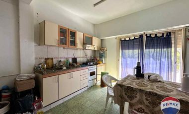 VENTA CASA EN SPEGAZZINI CON 3 LOCALES COMERCIALES